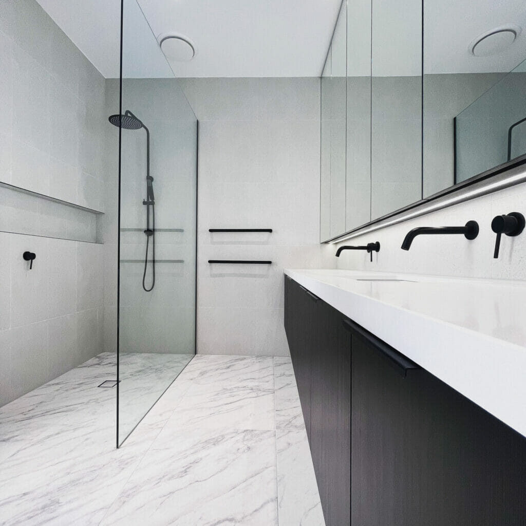 Frameless shower screen